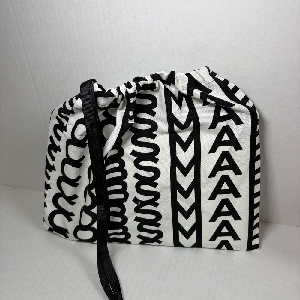 Marc Jacobs PVC The Pouch Wristlet Pink Black NWT - Picture 5 of 5